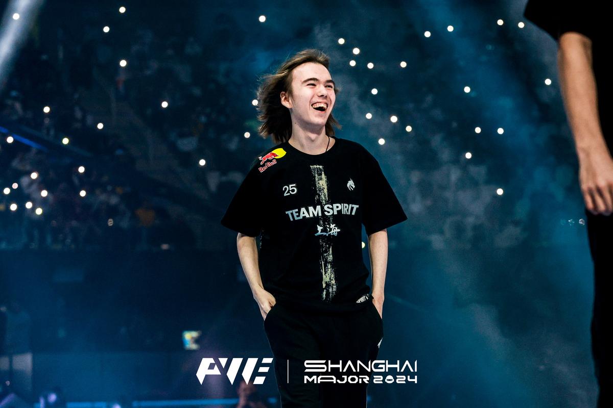 Royal Never Give Up 官方推特：我们离破产还远着呢。拿个假奖杯总比一无所有好吧？